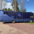 1176690-8 Stor hästtransport med pentry och sovavdelning
