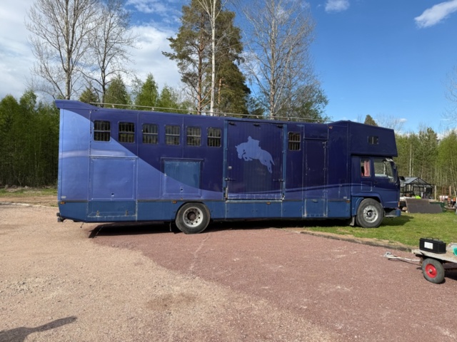 1176690-8 Stor hästtransport med pentry och sovavdelning