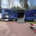 1176690-10 Stor hästtransport med pentry och sovavdelning