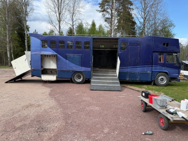 1176690-10 Stor hästtransport med pentry och sovavdelning