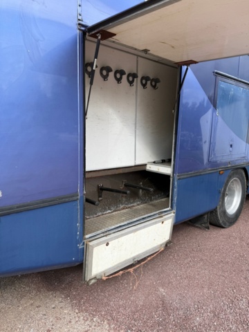 1176690-11 Stor hästtransport med pentry och sovavdelning