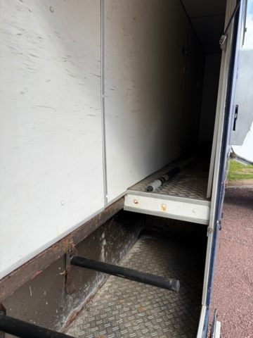 1176690-12 Stor hästtransport med pentry och sovavdelning