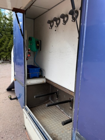 1176690-13 Stor hästtransport med pentry och sovavdelning