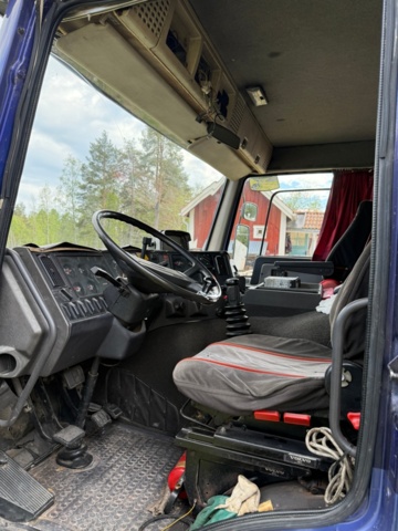 1176690-24 Stor hästtransport med pentry och sovavdelning