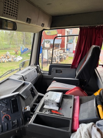 1176690-25 Stor hästtransport med pentry och sovavdelning