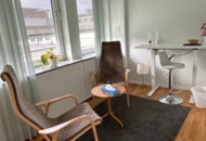 1529318 Kontorsinredning - Fåtöljer 2 st Yngve Ekström, skrivbord, m.m.