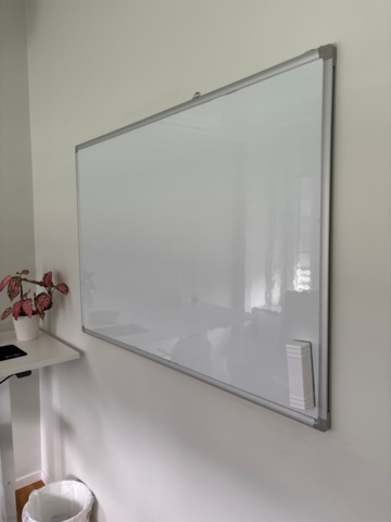 1529318-3 Kontorsinredning - Fåtöljer 2 st Yngve Ekström, skrivbord, m.m.