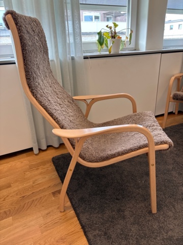1529318-8 Kontorsinredning - Fåtöljer 2 st Yngve Ekström, skrivbord, m.m.
