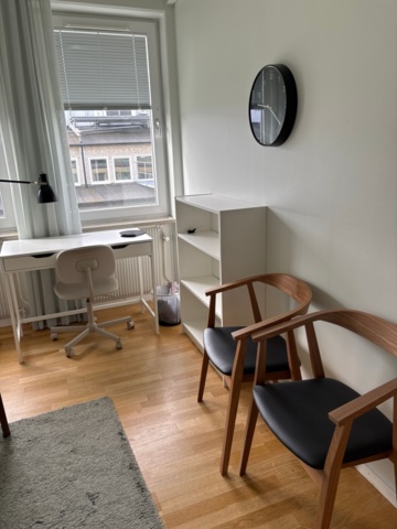 1529320-3 Fåtöljer, skrivbord, stolar, m.m.