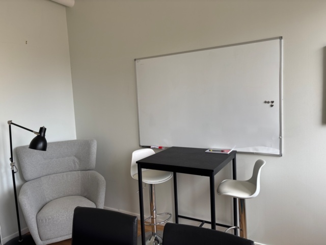 1529321-2 Matbord med stolar, kaffebryggare, m.m.