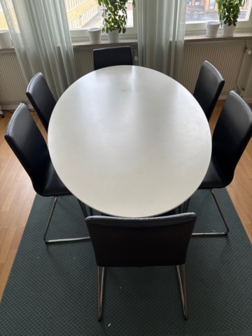 1529321-3 Matbord med stolar, kaffebryggare, m.m.