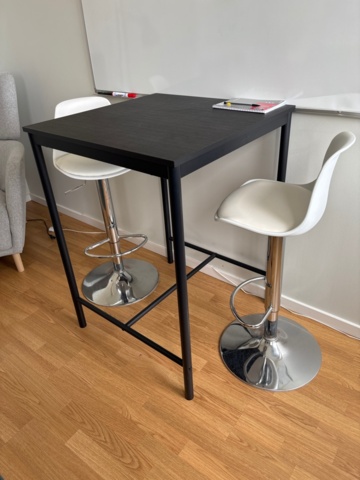 1529321-7 Matbord med stolar, kaffebryggare, m.m.