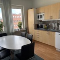 1529321-1 Matbord med stolar, kaffebryggare, m.m.
