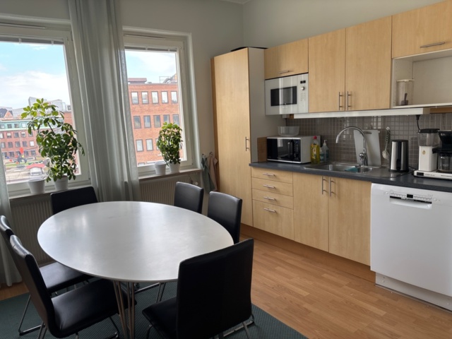 1529321-1 Matbord med stolar, kaffebryggare, m.m.