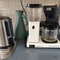 1529321-10 Matbord med stolar, kaffebryggare, m.m.