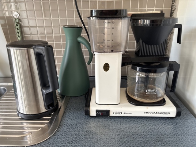 1529321-10 Matbord med stolar, kaffebryggare, m.m.
