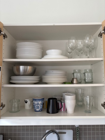 1529321-12 Matbord med stolar, kaffebryggare, m.m.