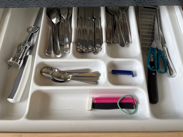 1529321-13 Matbord med stolar, kaffebryggare, m.m.