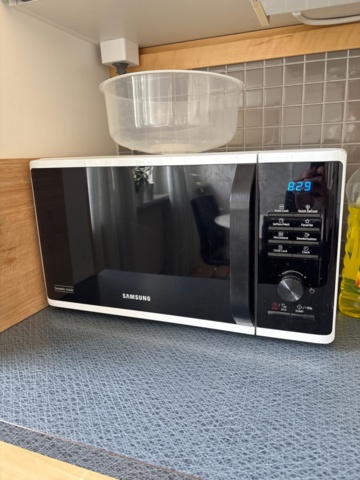 1529321-15 Matbord med stolar, kaffebryggare, m.m.