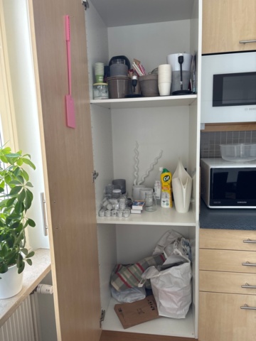 1529321-17 Matbord med stolar, kaffebryggare, m.m.