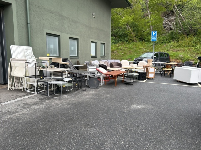1525386-1 Parti med möbler, inredning och textilier från inredningsfirma