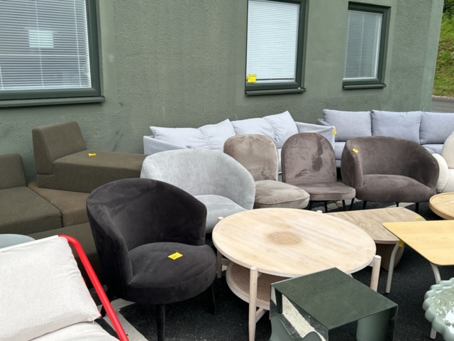 1525386-8 Parti med möbler, inredning och textilier från inredningsfirma