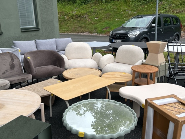 1525386-9 Parti med möbler, inredning och textilier från inredningsfirma