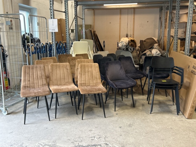 1525386-20 Parti med möbler, inredning och textilier från inredningsfirma