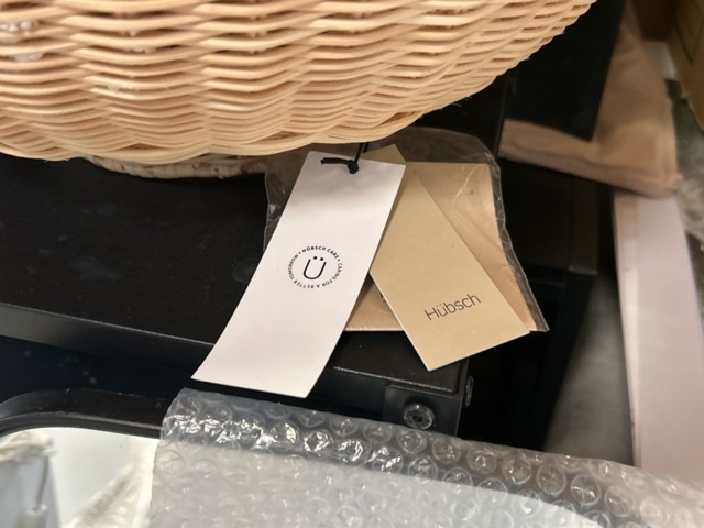1525386-43 Parti med möbler, inredning och textilier från inredningsfirma