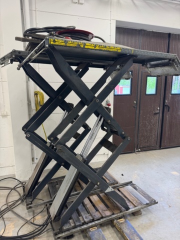 1405756-10 Car lift with control cabinet