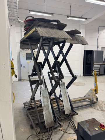 1405756-12 Car lift with control cabinet