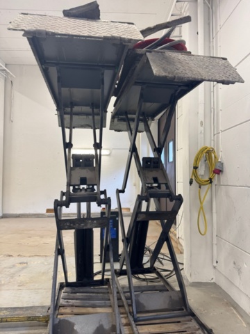 1405756-13 Car lift with control cabinet