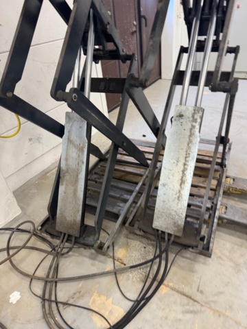 1405756-17 Car lift with control cabinet