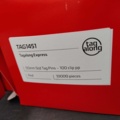 1530800-2 Märkpins, 50 000 st - Tagalong Express, 50 mm, röda