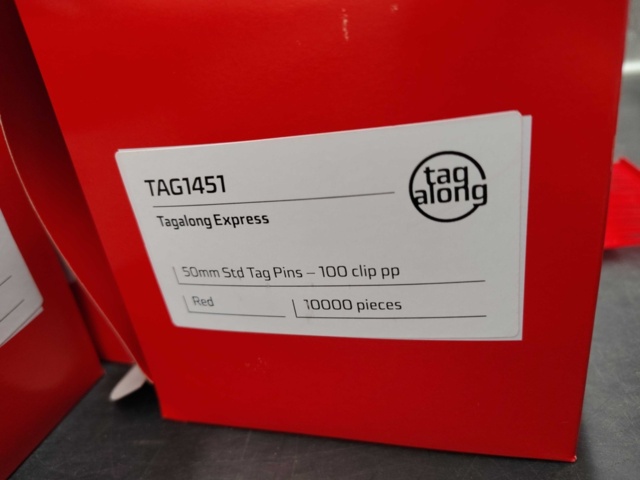 1530800-2 Märkpins, 50 000 st - Tagalong Express, 50 mm, röda