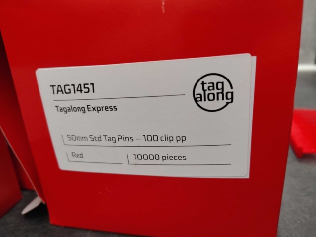 1530811-2 Märkpins, 50 000 st - Tagalong Express, 50 mm, röda