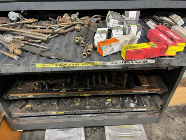 1532762-7 Sheet metal cabinet with drill threading tool
