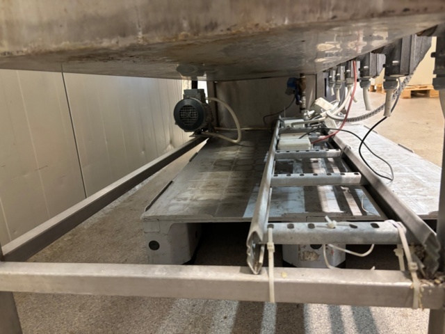 1499767-8 Ostbad/Ostkar med transportband för livsmedelsproduktion