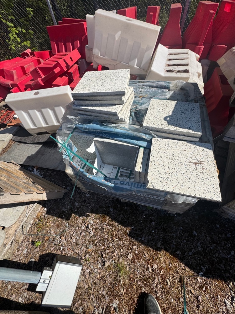 1405809-2 Granitklinker – nya 300x300x25 mm ca 504 st