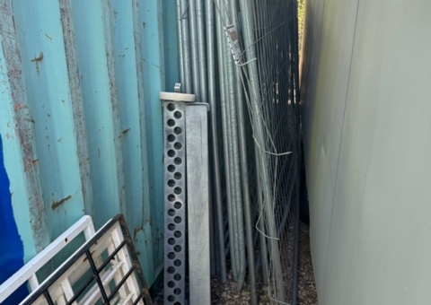 Construction fence with feet