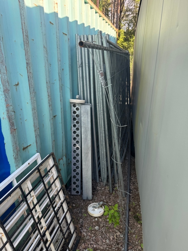 1405810-1 Construction fence with feet