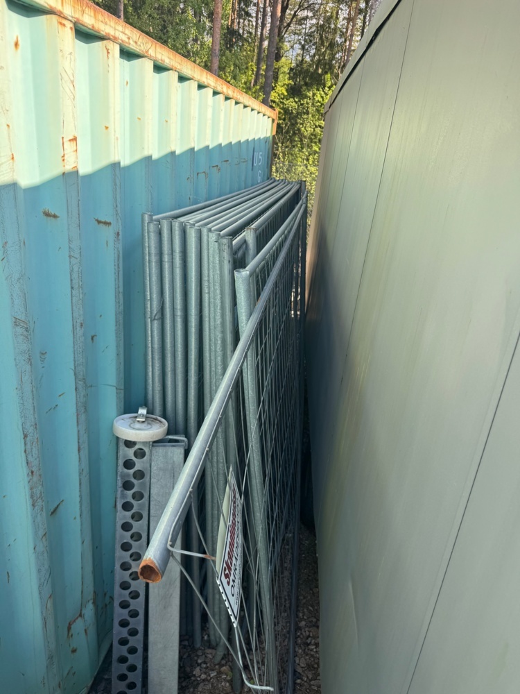 1405810-2 Construction fence with feet
