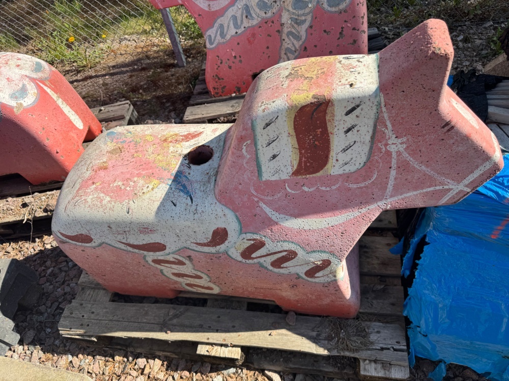 1405811-1 Dala horse in concrete