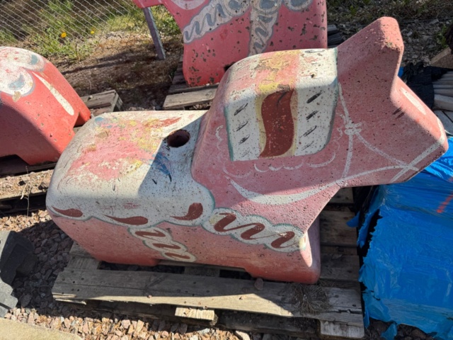 Dalahäst i betong på auktion i Dalarna, Avesta hos PS Auction