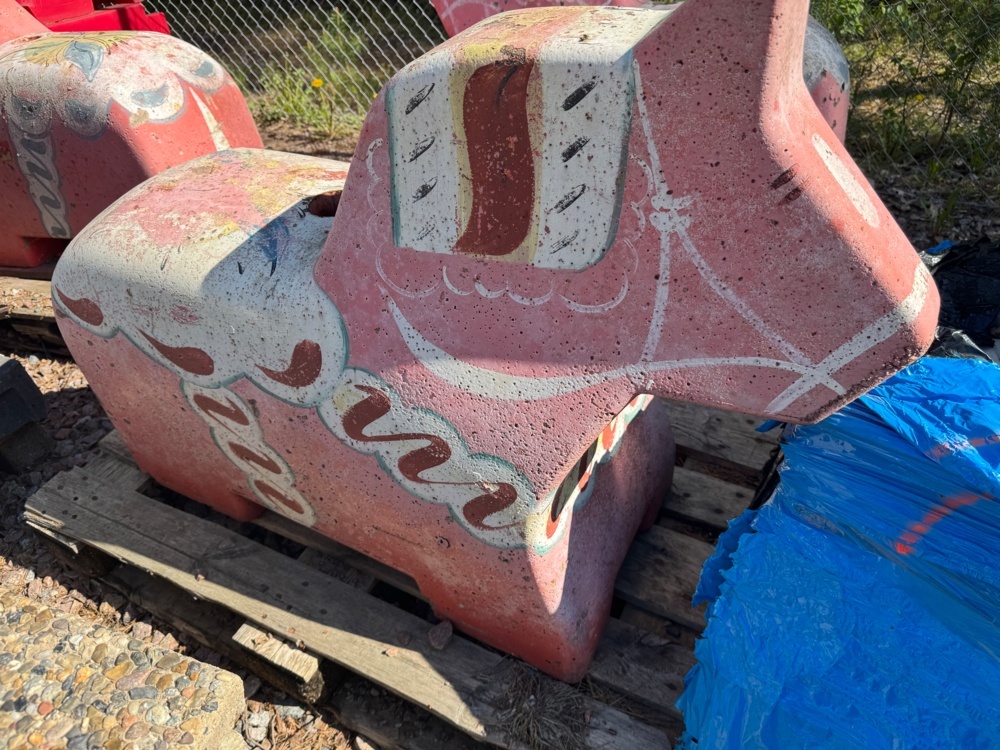 1405811-2 Dala horse in concrete