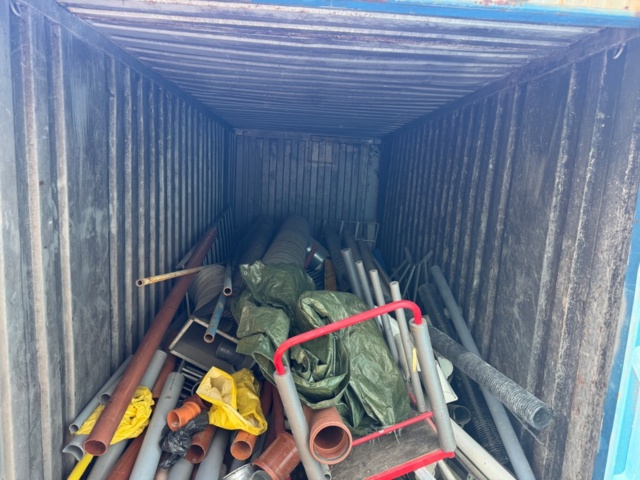 1405814-6 20-fots container med innehåll