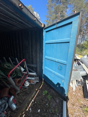 1405814-9 20-fots container med innehåll