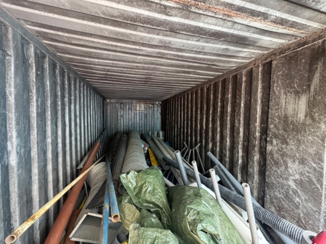 1405814-10 20-fots container med innehåll