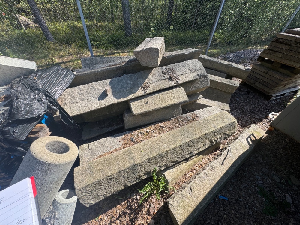 1405817-2 Granitblock / kantsten i natursten