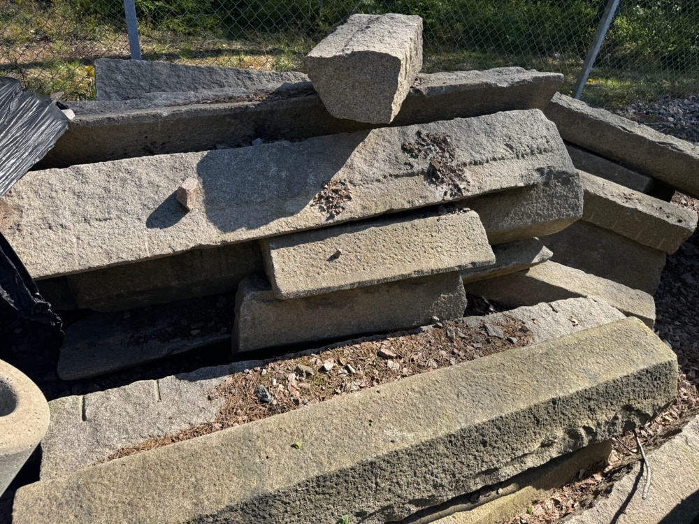 1405817-1 Granitblock / kantsten i natursten
